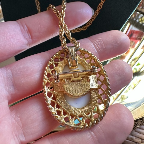 Vintage 1970's French Provinciale Gold Filigree Framed Cameo Brooch Necklace - Picture 5 of 6